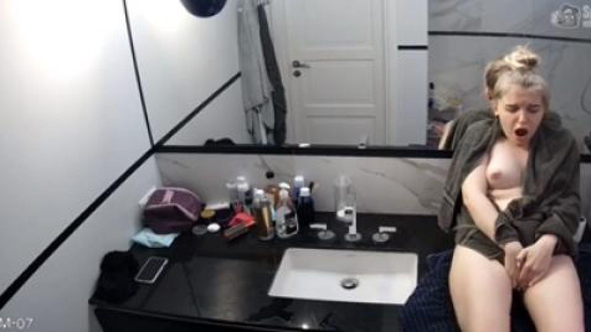 SpyGasm Dasha pussy rub, squirting in the shower